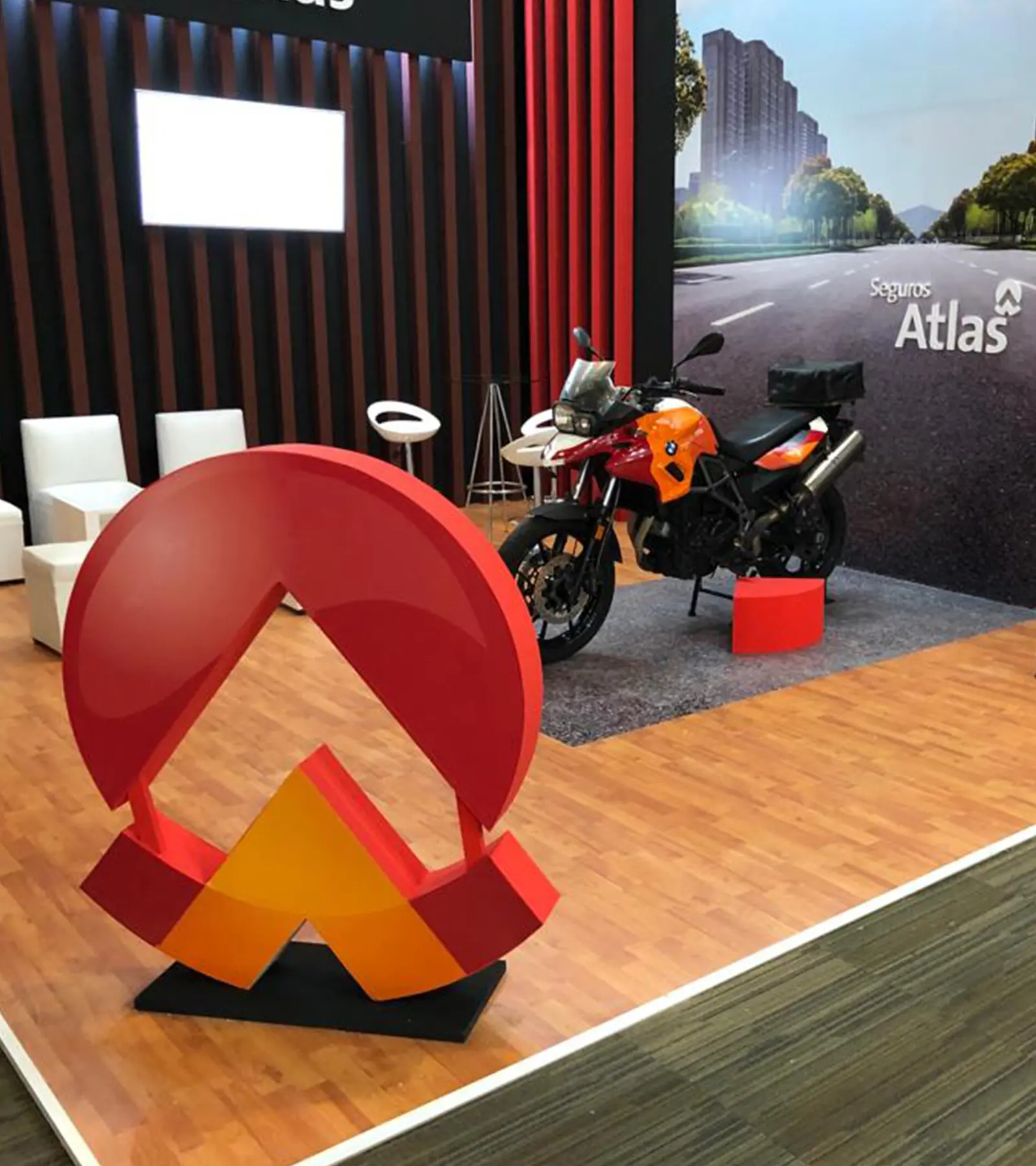 Layout de stand orientado a producto y conversión